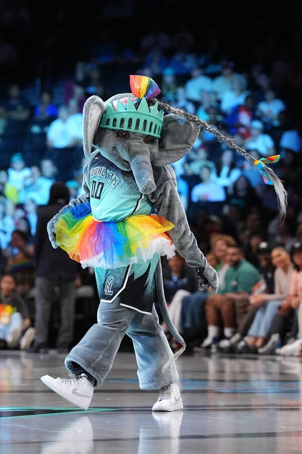 How Ellie the Elephant, NY Liberty's Twerking Mascot, Electrifies Barclays  Center - The New York Times