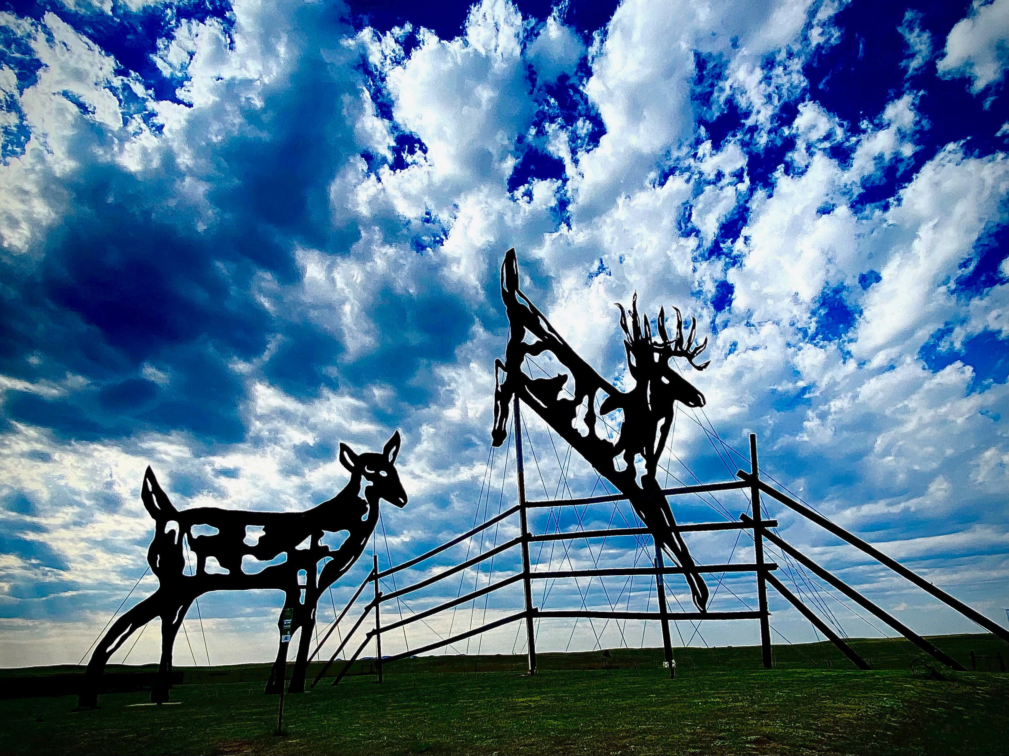 アメジストとセレナイトのオブジェ Driving the Enchanted Highway - by Carol Horton