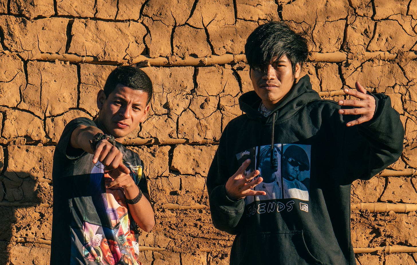 Jeferson Xondaro e Mirimdju Mano Glowers: rap e demarcação de terras indígenas. Foto: Luisa Oguime. Jeferson Xondaro e Mirimdju Mano Glowers: rap e demarcação de terras indígenas. Foto: Luisa Oguime.