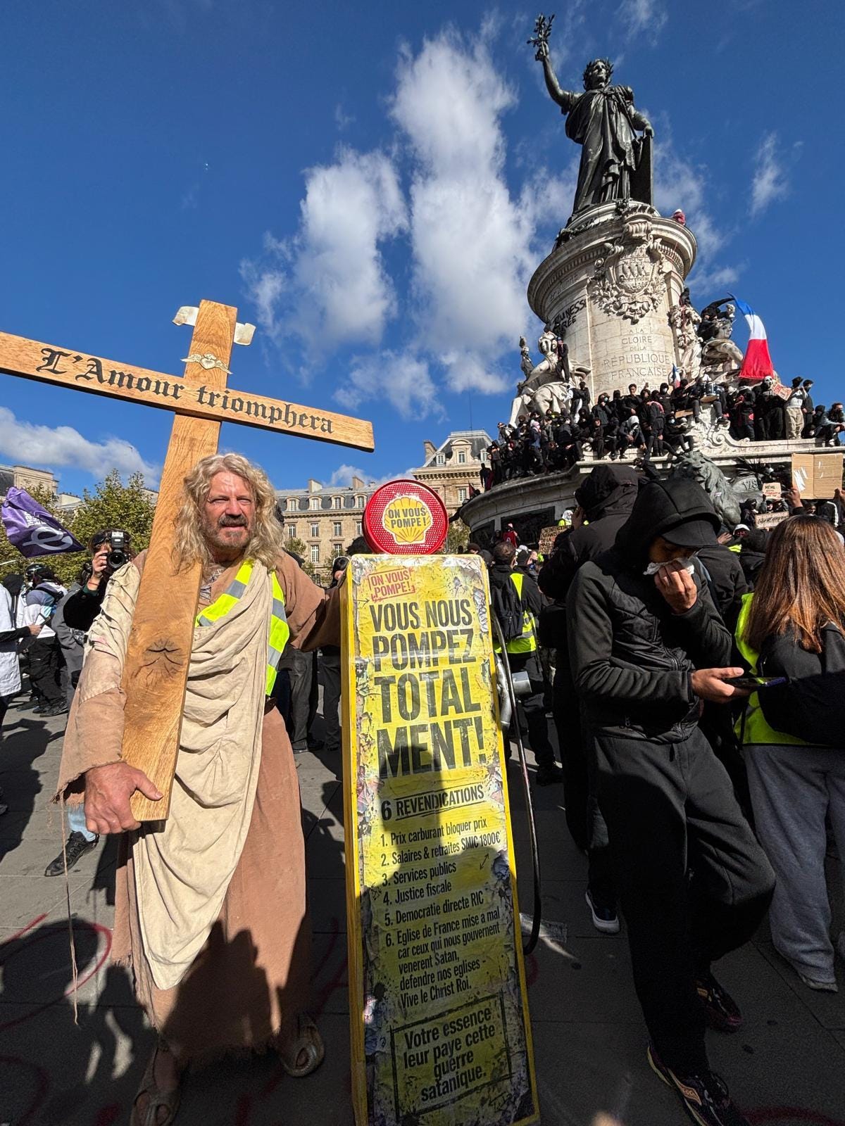 Un manifestante porta una cruz con la leyenda "El amor triunfará" en París. Un manifestante porta una cruz con la leyenda "El amor triunfará" en París.