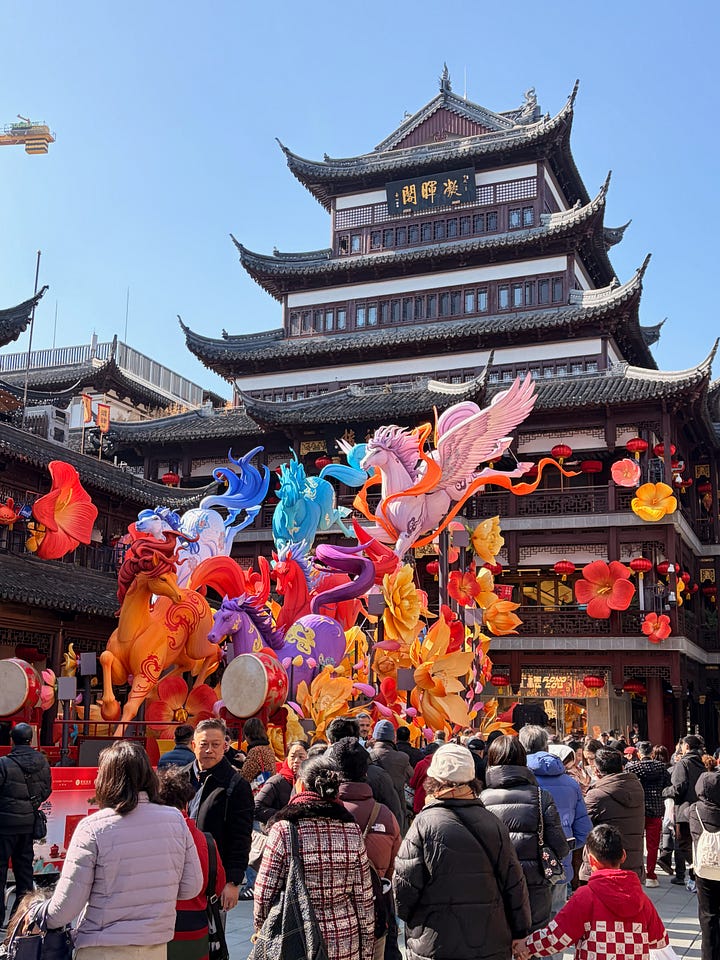Como ficam as ruas em Shanghai, também decoradas para o  "Lantern Festival", que faz parte das festividades