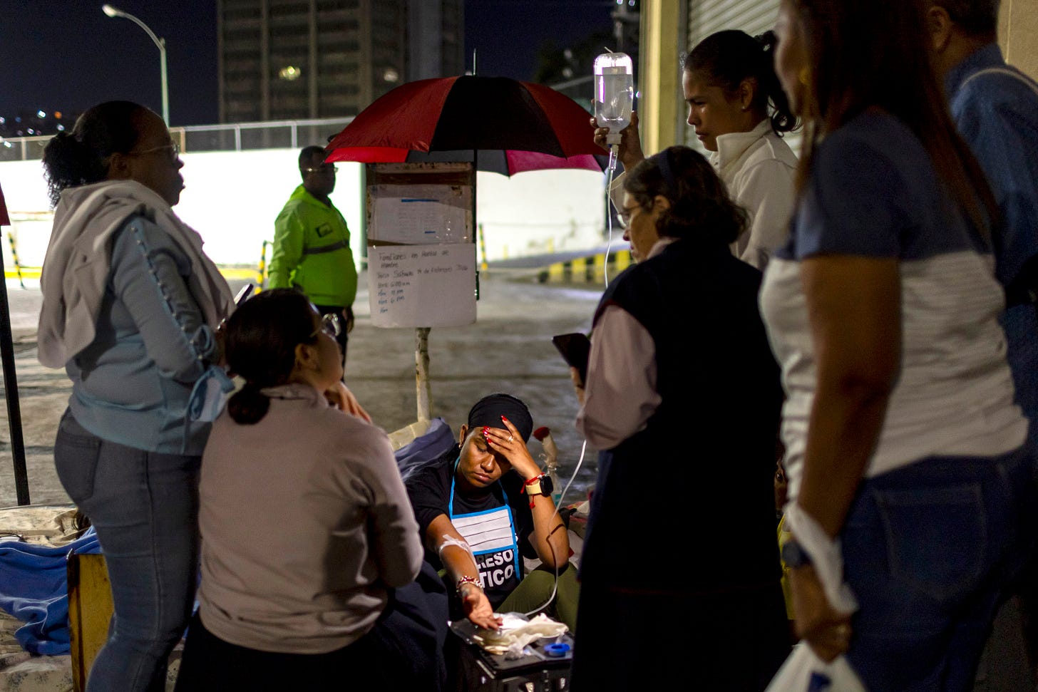 Una familiar de un preso político es atendida por personal médico, frente a la Zona 7 en Caracas, este domingo. Una familiar de un preso político es atendida por personal médico, frente a la Zona 7 en Caracas, este domingo.