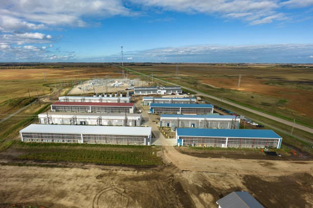 Drone Shot of Data Center in North Dakota Aerial shot of a data center for cryptocurrency mining, cloud services and AI computing in a large, temperature controlled warehouse in a remote location in  Stutsman County, North Dakota. data centre stock pictures, royalty-free photos & images