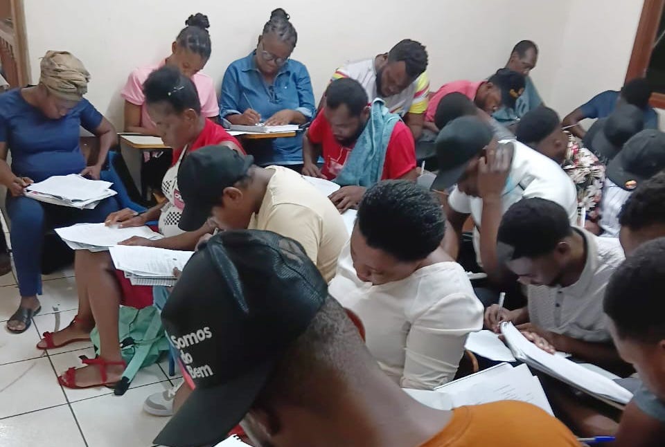 Grupo de imigrantes recebe orientações: missão das Nações Unidades para Estabilização não resolveu problemas. Foto: Divulgação Grupo de imigrantes recebe orientações: missão das Nações Unidades para Estabilização não resolveu problemas. Foto: Divulgação