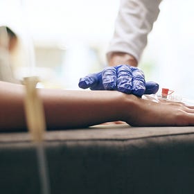 Peripheral IVs are preferable to central lines for most patients with septic shock (Review)