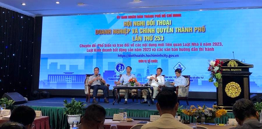 Ông Nguyễn Mạnh Khởi, Phó cục trưởng Cục Quản lý nhà và thị trường bất động sản, Bộ Xây dựng (thứ 2 từ phải sang) đang giải thích về Luật Nhà ở 2023, Thông tư 05 - Ảnh: PA. Ông Nguyễn Mạnh Khởi, Phó cục trưởng Cục Quản lý nhà và thị trường bất động sản, Bộ Xây dựng (thứ 2 từ phải sang) đang giải thích về Luật Nhà ở 2023, Thông tư 05 - Ảnh: PA.