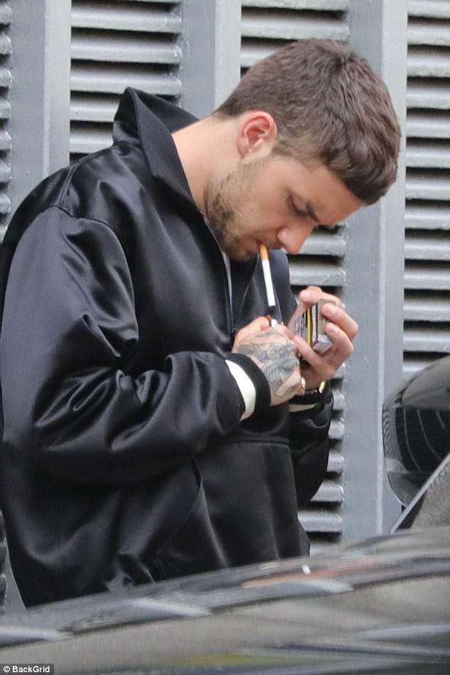 Liam Payne is spotted smoking just months after quitting | Daily Mail Online