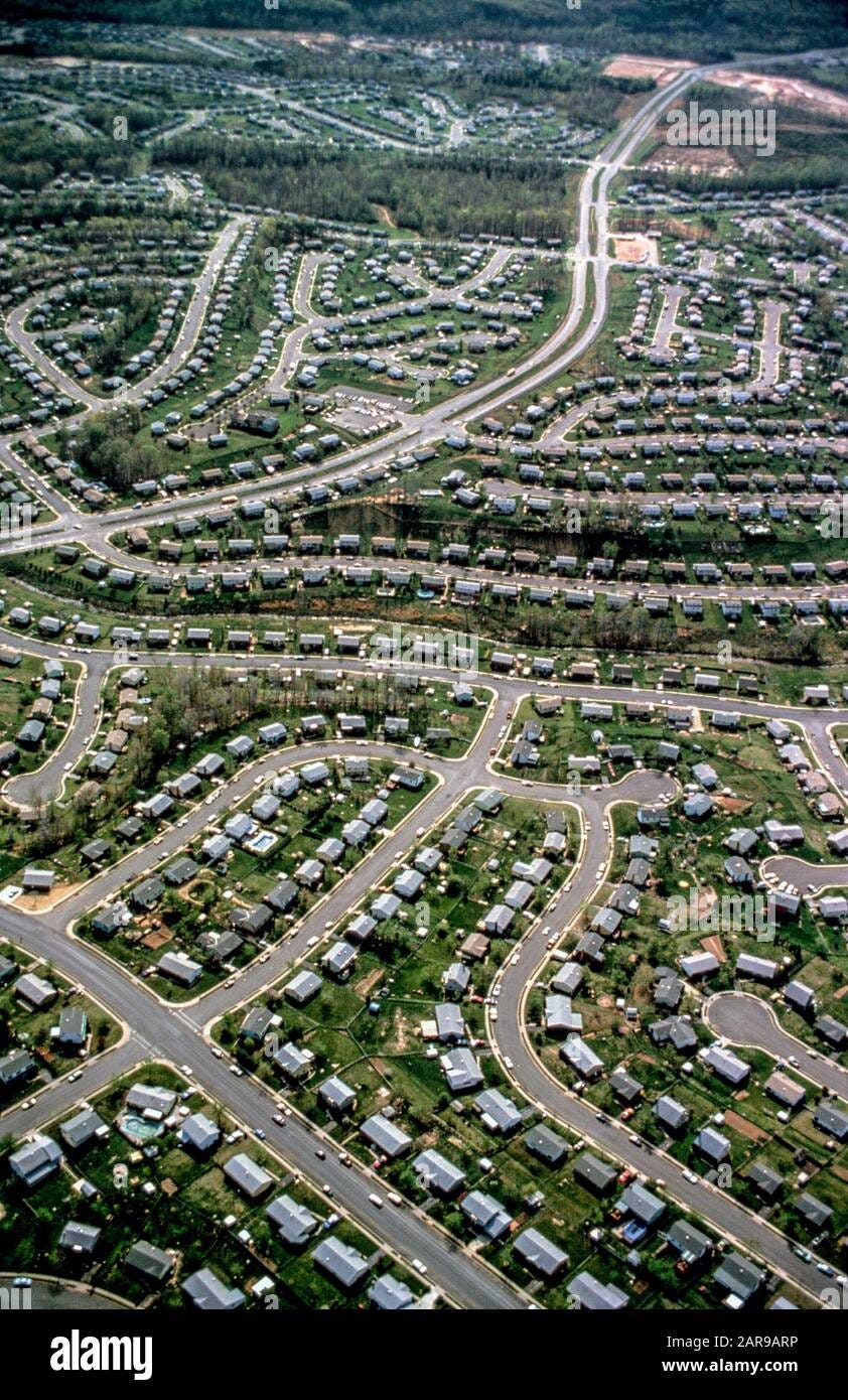 Single family homes with green lawns line meandering streets in the planned  suburban city of Woodbridge, VA Stock Photo - Alamy