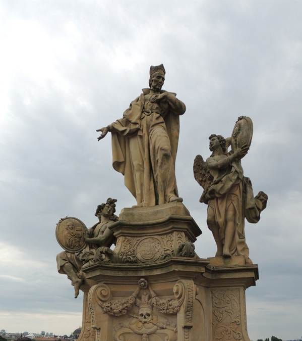 A group of people standing around a statue

AI-generated content may be incorrect.