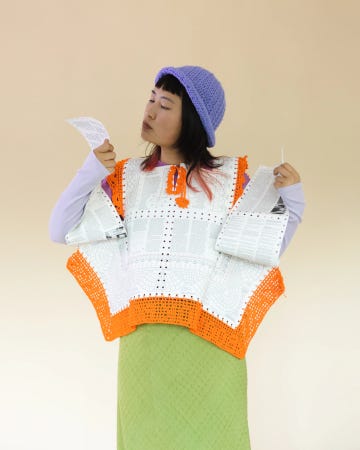 Un mannequin féminin porte une chemise blanche recouverte de textes… et lit sa chemise