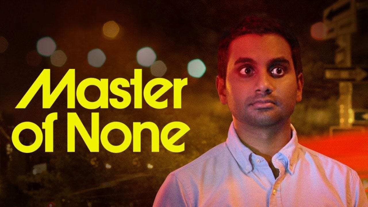 Banner della serie Master of None, con il titolo della serie in giallo e a fianco il suo protagonista, Dev Shah, interpretato dall’attore di origine indiana Aziz Ansari.