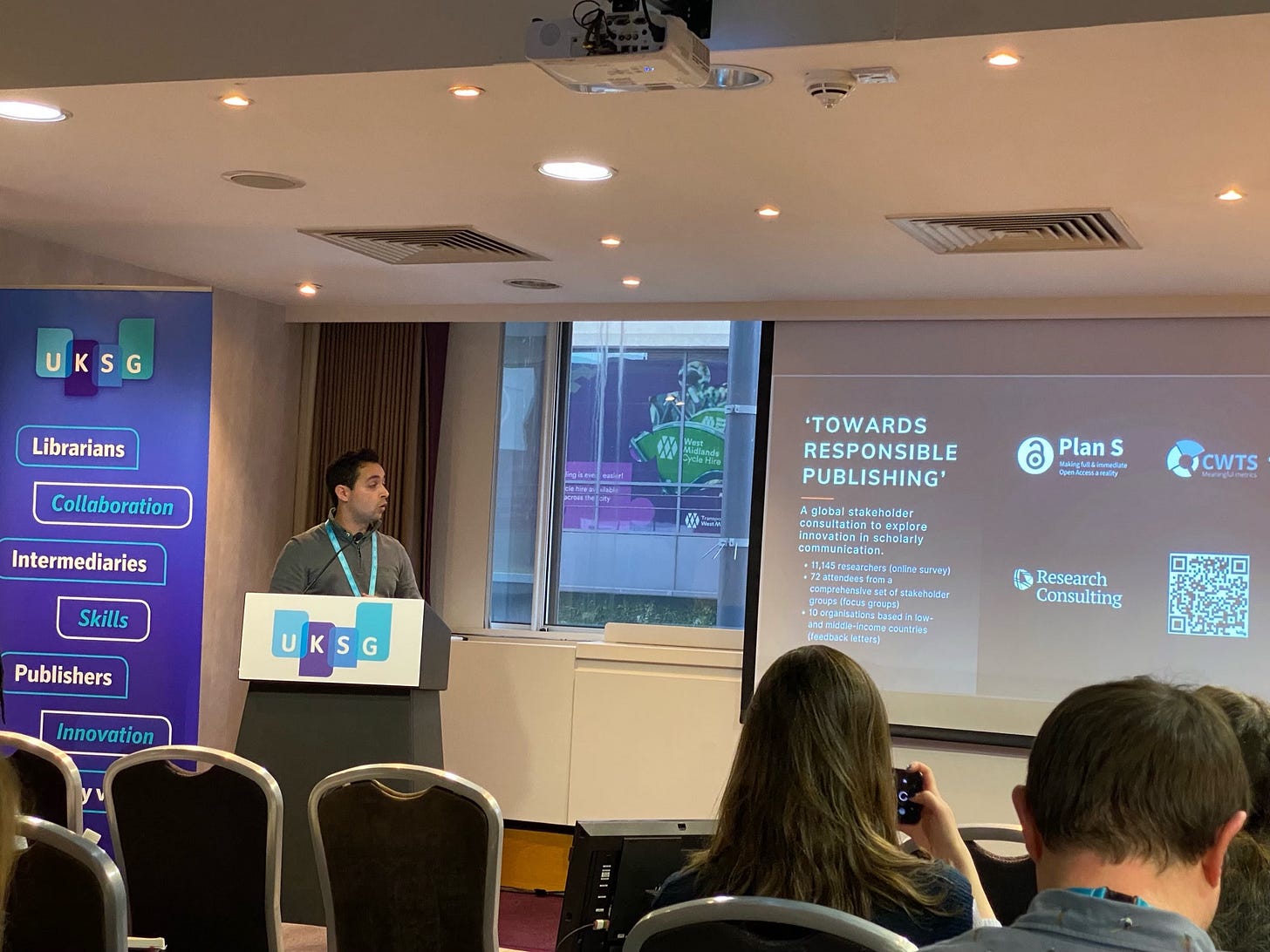Dr Andrea Chiarelli presenting at a conference.