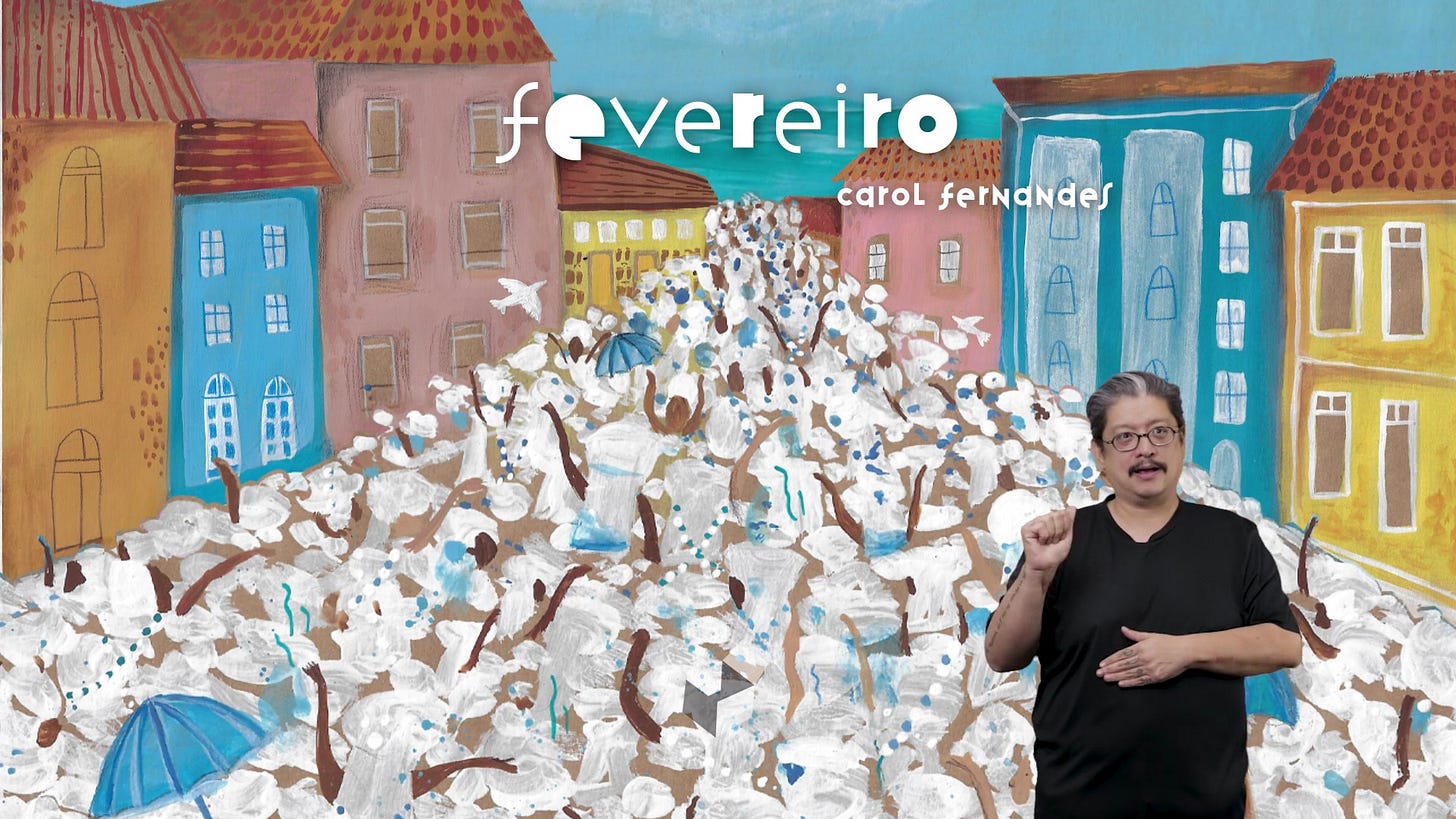 #descrevemospravocê  A imagem tem ao fundo uma ilustração colorida que representa uma grande multidão em festa, com a estética de um bloco de carnaval em uma rua estreita ladeada por casarões antigos. As construções são altas e coloridas, com fachadas nas cores amarelo, rosa, azul e marrom, e telhados em tons terrosos. Ao centro da cena, uma massa de pessoas ocupa toda a rua — os corpos são estilizados, com traços simples e tons de marrom e branco. Todos vestem roupas brancas e seguram objetos como sombrinhas azuis e colares. Há também desenhos de pombas brancas sobrevoando a cena, remetendo à paz.  No alto da imagem, em letras brancas com uma fonte moderna, está escrito “fevereiro”. Abaixo do título, aparece o nome “carol fernandes”, também em branco, com letras pequenas. No canto inferior direito da imagem, um homem faz interpretação em Libras (Língua Brasileira de Sinais). Ele é de pele clara, tem cabelos curtos com mechas grisalhas e bigode. Usa óculos e veste camiseta preta. Seu fundo é transparente, permitindo que a ilustração permaneça visível atrás dele.  A ilustração e a presença do intérprete sugerem uma obra audiovisual inclusiva, com temática de carnaval ou celebração cultural, e o título “fevereiro” reforça essa ideia.