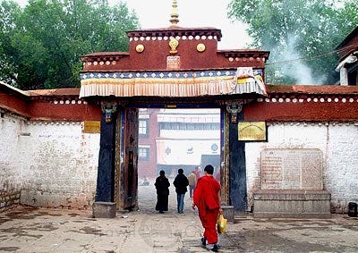File:Ramoche Temple exterior.jpg