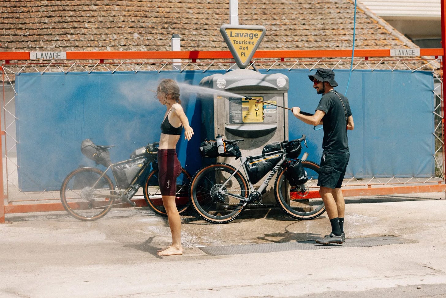 Un cycliste nettoye son amie au carsher