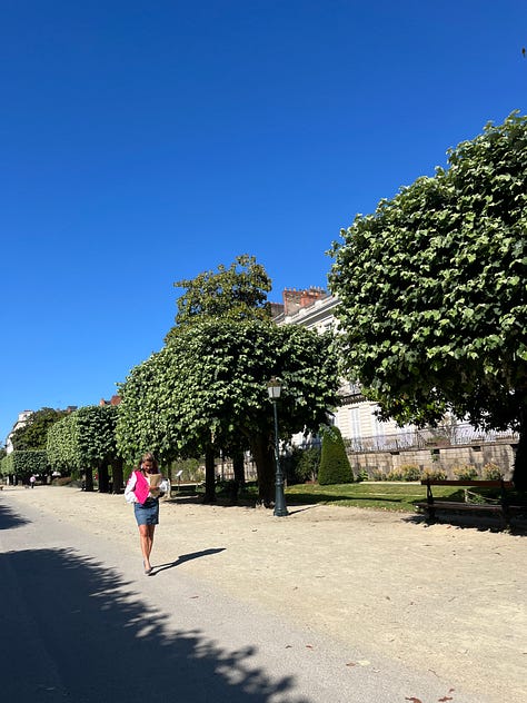 Morning at Place Graslin, Cours Cambronne, Musée Dobrée and its fantastic animal sculptures on the facade, the princess' gold heart case, Izi jazz cafe, dinner at Thelma, new wall painting, galette lunch crowd at La Gavotte
