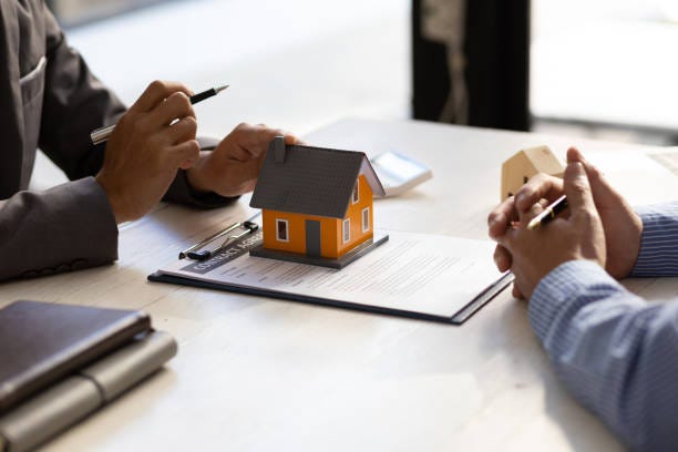 Real estate agent discuss about the terms of the home purchase agreement and asked the customer to sign the documents to make the contract legally, Home sales, lease, mortgage and home insurance. Real estate agent discuss about the terms of the home purchase agreement and asked the customer to sign the documents to make the contract legally, Home sales, lease, mortgage and home insurance. rental property tax accountant stock pictures, royalty-free photos & images