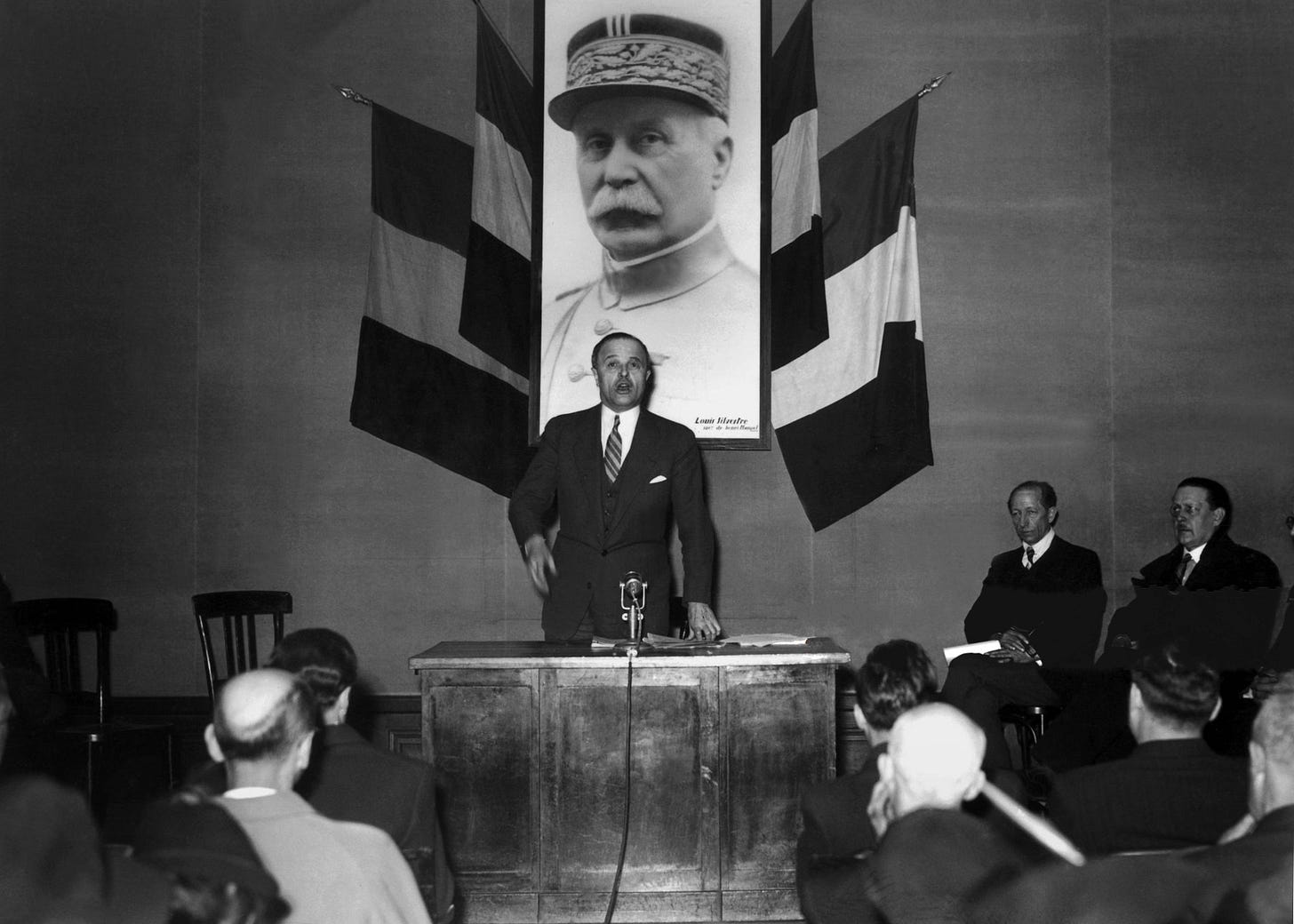 Homme ploitique français: discours de Darquier de Pellepoins sous le portrait du Maréchal Pétain