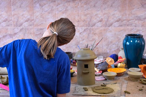 În cadrul centrului social există un atelier de ceramică și un cuptor pentru glazuri specific pentru arderea lutului