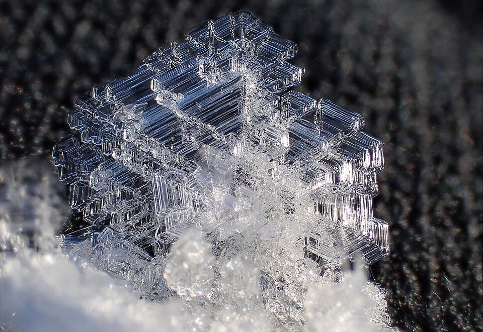 File:Flacher Eiskristall.jpg