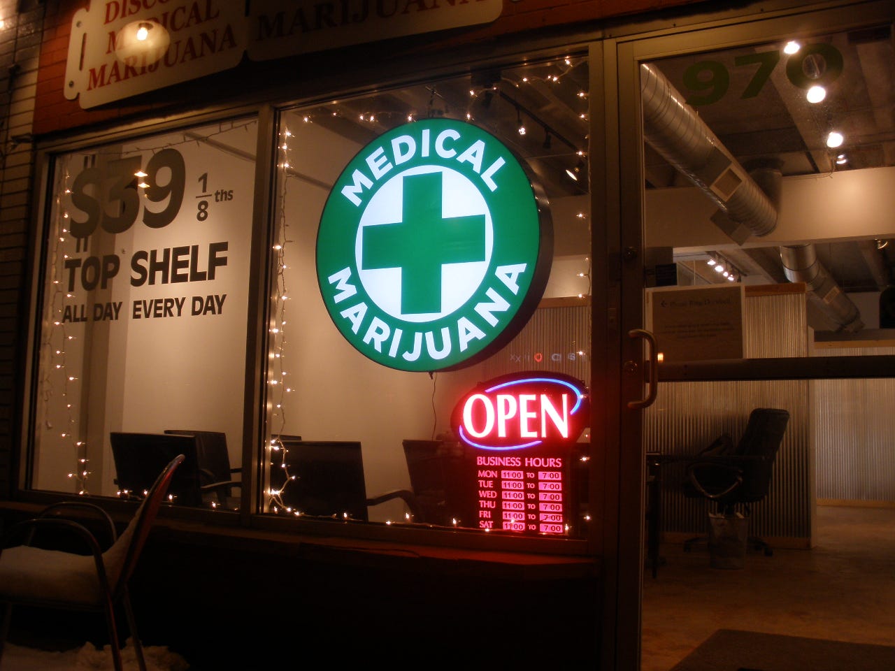 File:Discount Medical Marijuana - 2.jpg - Wikimedia Commons