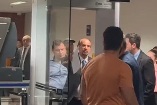 Veja momento em que Cid sai preso do STF. Vídeo | Metrópoles