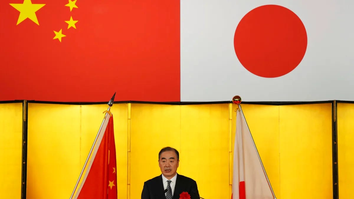 笔者认为,中日关系正处于历史记忆、民族情绪与现实利益交织的低谷期。靖国神社参拜、涉台表态与历史叙事冲突,持续推高两国官方摩擦。(美联社) 笔者认为,中日关系正处于历史记忆、民族情绪与现实利益交织的低谷期。靖国神社参拜、涉台表态与历史叙事冲突,持续推高两国官方摩擦。(美联社)