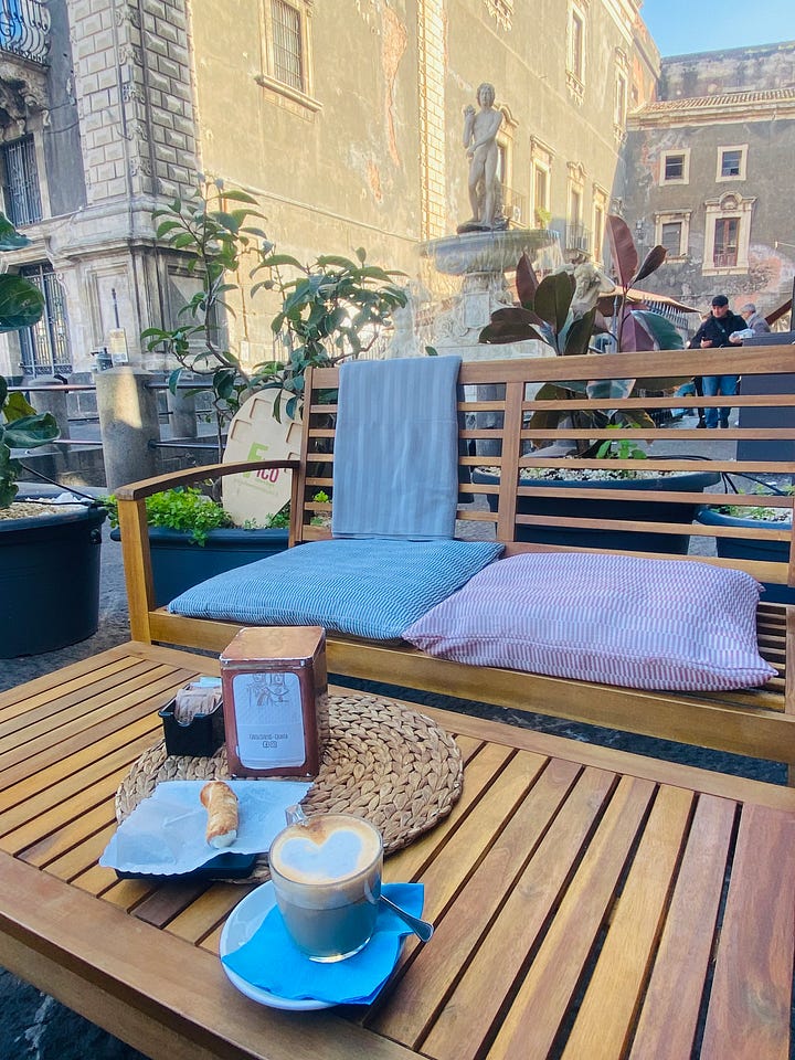O café em Catânia, o fim de tarde em Siracusa - ambos, na Sicília.