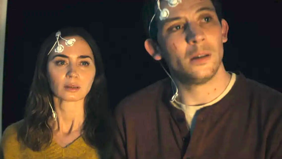 Emily Blunt e Josh O'Connor in una scena di Disclosure day Emily Blunt e Josh O'Connor in una scena di Disclosure day