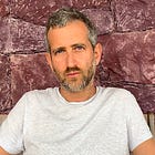 Yoshua Okón y su Impacto en el Arte Contemporáneo