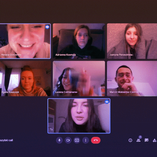 Un gruppo di sette persone è in video conferenza su Zoom: sorridono e si salutano, alcune mostrano la loro tazza di caffè.