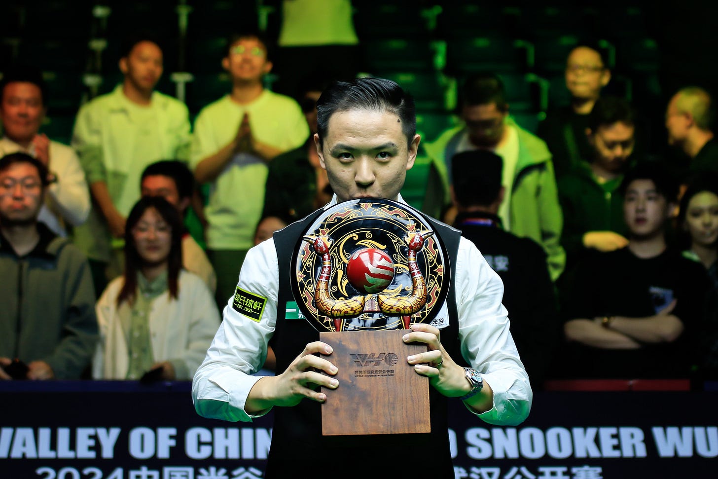 Xiao Guodong posa con el trofeo del Wuhan Open Xiao Guodong posa con el trofeo del Wuhan Open