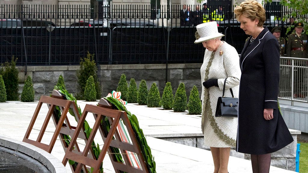 Queen lays wreath at monument to Ireland's fallen – Channel 4 News
