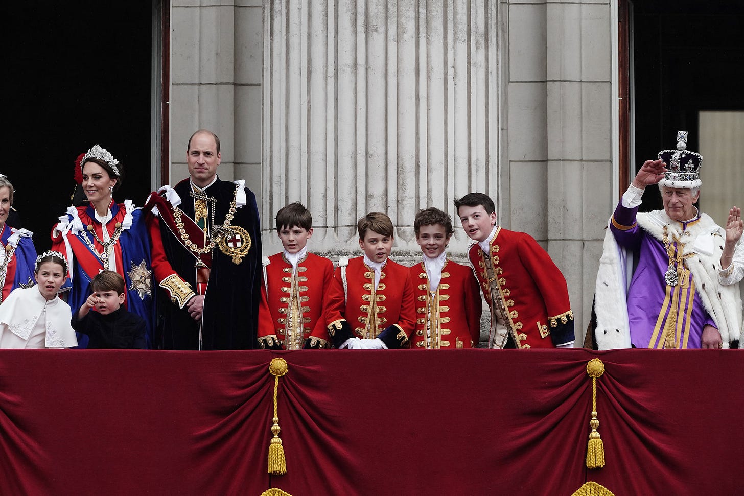 Princess Charlotte, the Princess of Wales, Prince Louis, the Prince of Wales, the Pages of Honour including Prince George (centre) and King Charles III on the balcony of Buckingham Palace following the coronation. (Jordan Pettitt—PA Images/Getty Images)