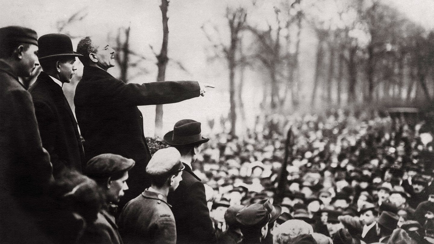 Karl Liebknecht points at a crowd of workers, while giving a speech