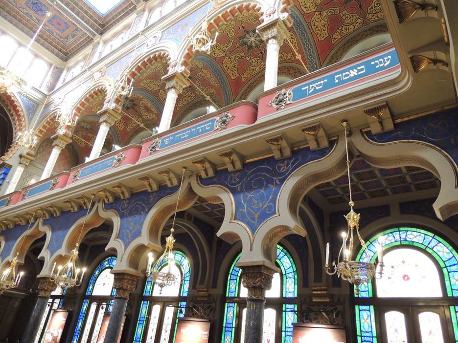A large ornate building with many windows

AI-generated content may be incorrect.