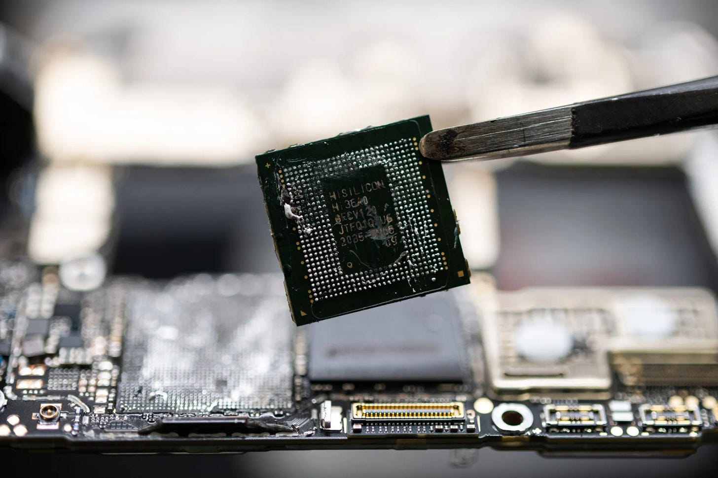 Look Inside Huawei Mate 60 Pro Phone Powered by Made-in-China Chip -  Bloomberg