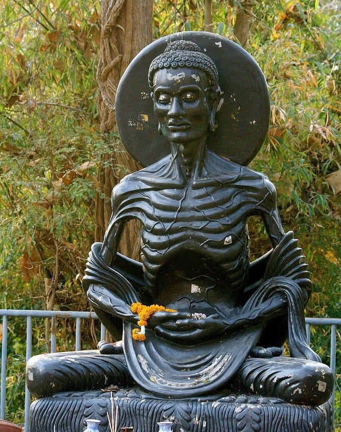 Ausgemergelter meditierender Buddha
