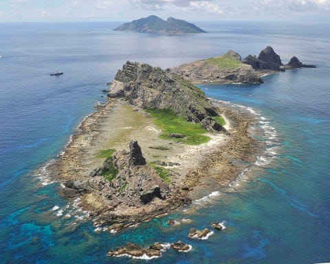 Senkaku islands photographed from the air towards the horizon