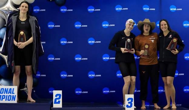 A group of people standing on a podium

AI-generated content may be incorrect.