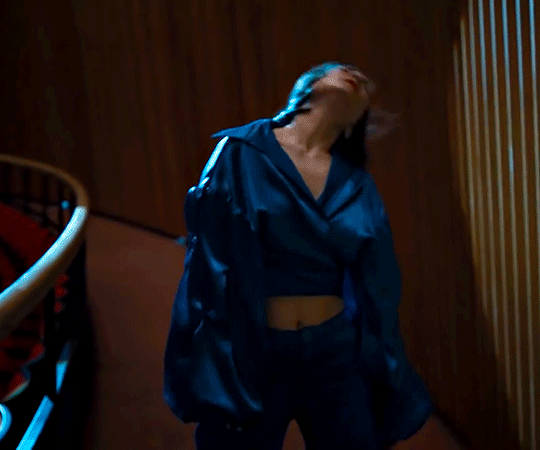 Mitski em Working for The Knife girando o pescoço, como se estivesse se aquecendo para começar uma dança