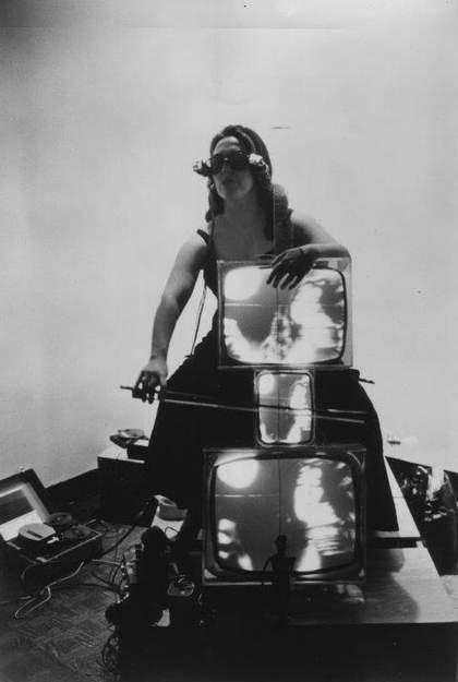 Charlotte Moorman 演奏由電視構成的 TV Cello|來源:Tate / Estate of Nam June Paik Charlotte Moorman 演奏由電視構成的 TV Cello|來源:Tate / Estate of Nam June Paik