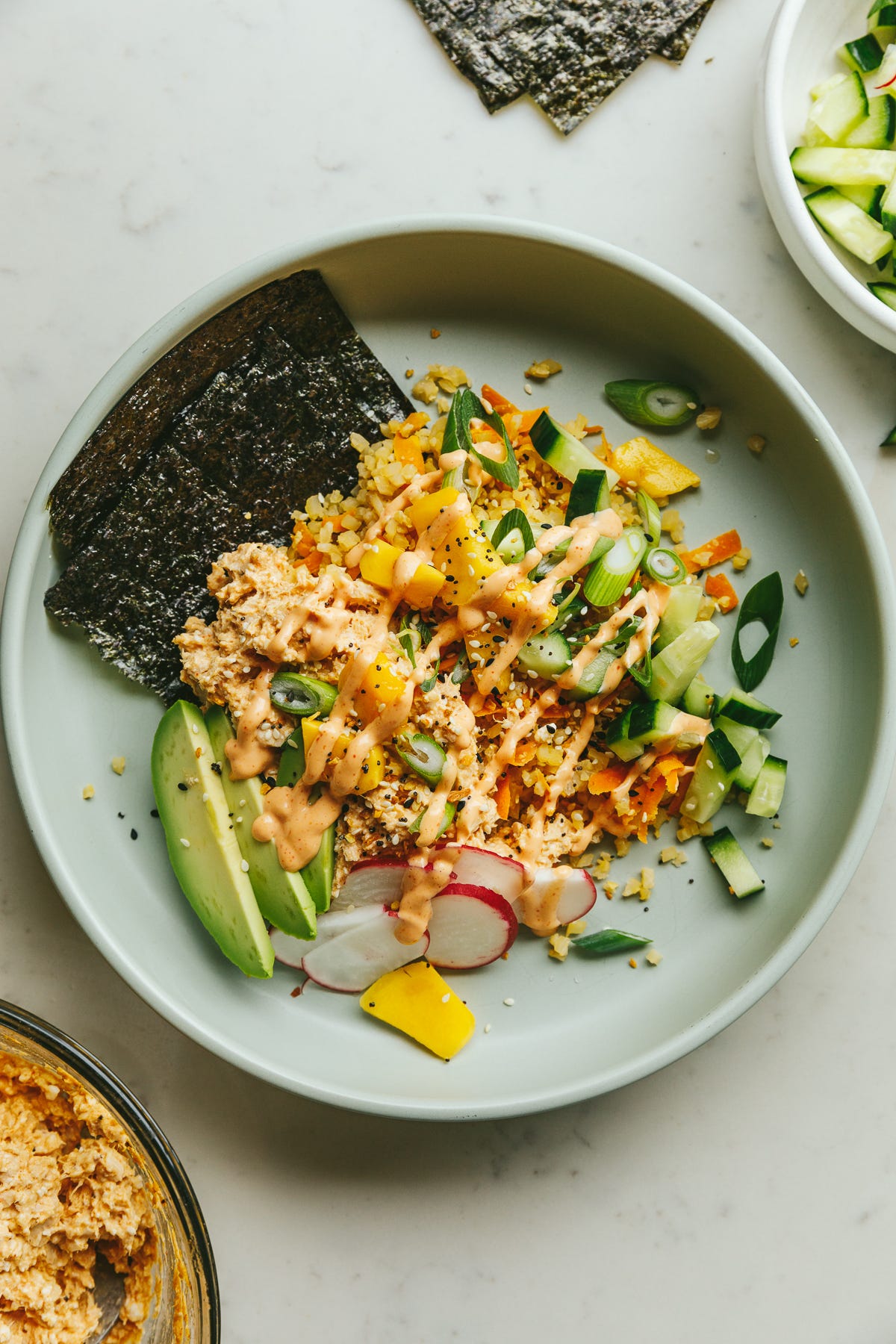Tuna sushi bowl with toppings and nori on the side.