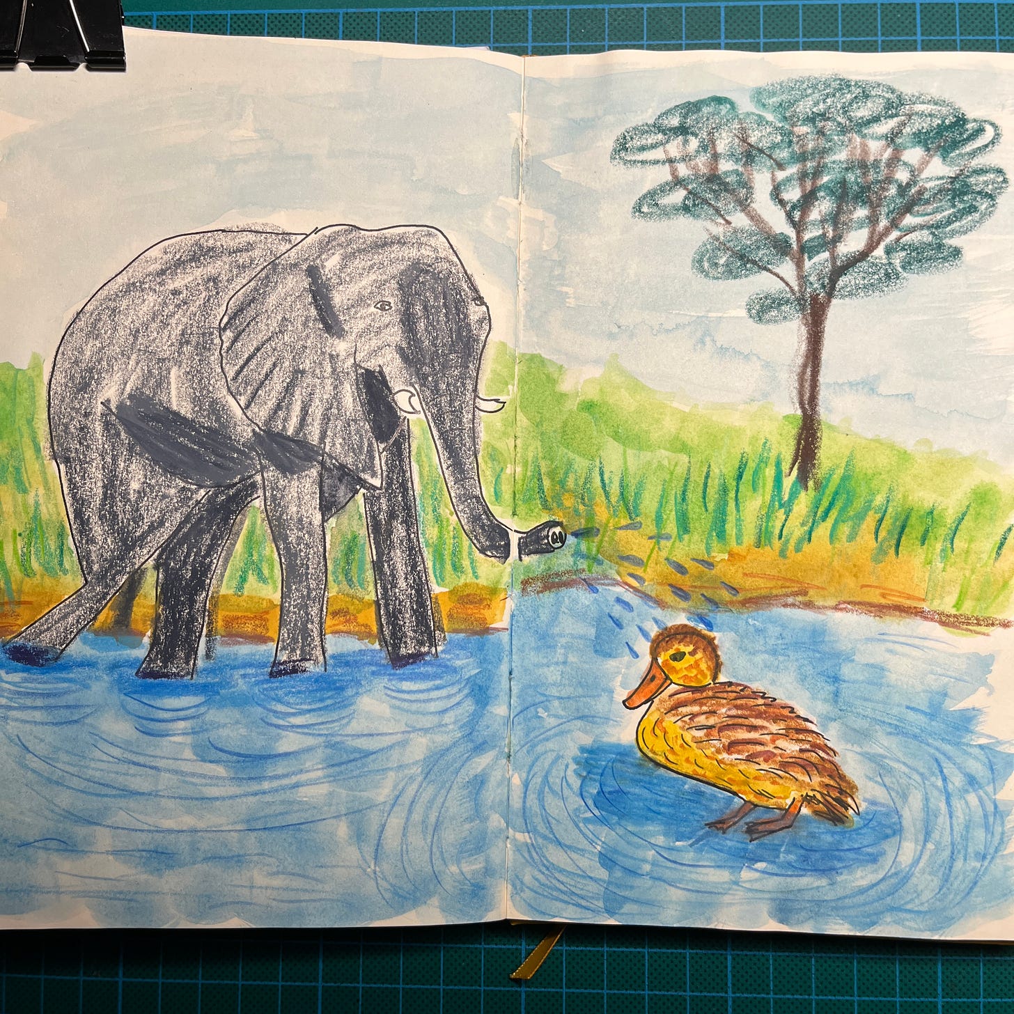 Photo de la double-page e mon sketchbook où j'ai dessiné un éléphant et un caneton qui jouent ensemble dans l'eau. Photo de la double-page e mon sketchbook où j'ai dessiné un éléphant et un caneton qui jouent ensemble dans l'eau.