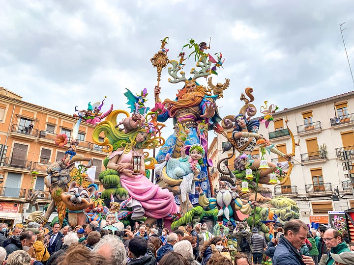 Esculturas pegando fogo no festival Fallas