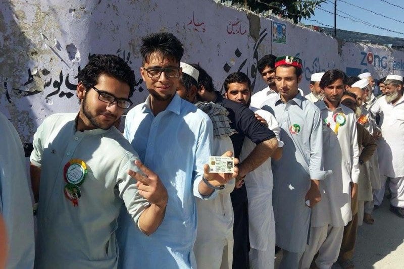 Young voters line up to cast ballots May 30 in the Lower Dir district of Khyber Pakhutnkhwa. Much of the campaigning for this year's elections was done on social media. Photo by Izhar Ullah/News Lens Pakistan
