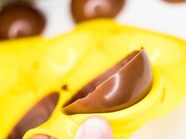 Remove chocolate spheres from mold Remove chocolate spheres from mold