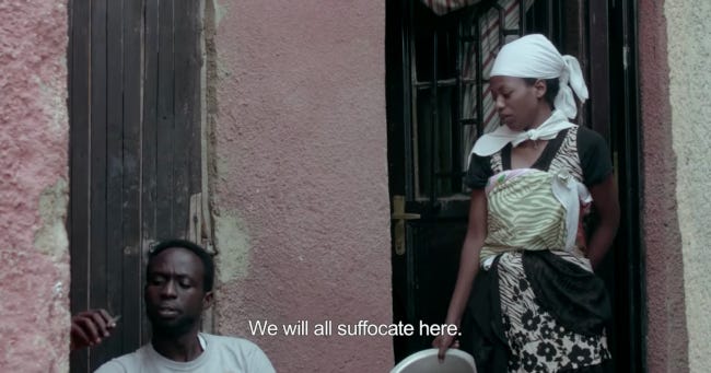 Un jeune couple au Nigéria. Lui est assis sur un porche, elle debout devant un mur Un sous-titre dit "Nous allons tous suffoquer ici".". Un jeune couple au Nigéria. Lui est assis sur un porche, elle debout devant un mur Un sous-titre dit "Nous allons tous suffoquer ici".".
