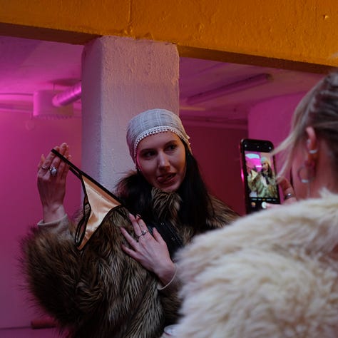 Glada bambinos njuter av en lyckad releasefest.
