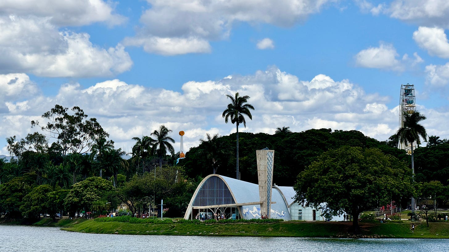 Iglesia con líneas curvas y en azul diseñada por Oscar Niemeyer para Pampulha. Iglesia con líneas curvas y en azul diseñada por Oscar Niemeyer para Pampulha.